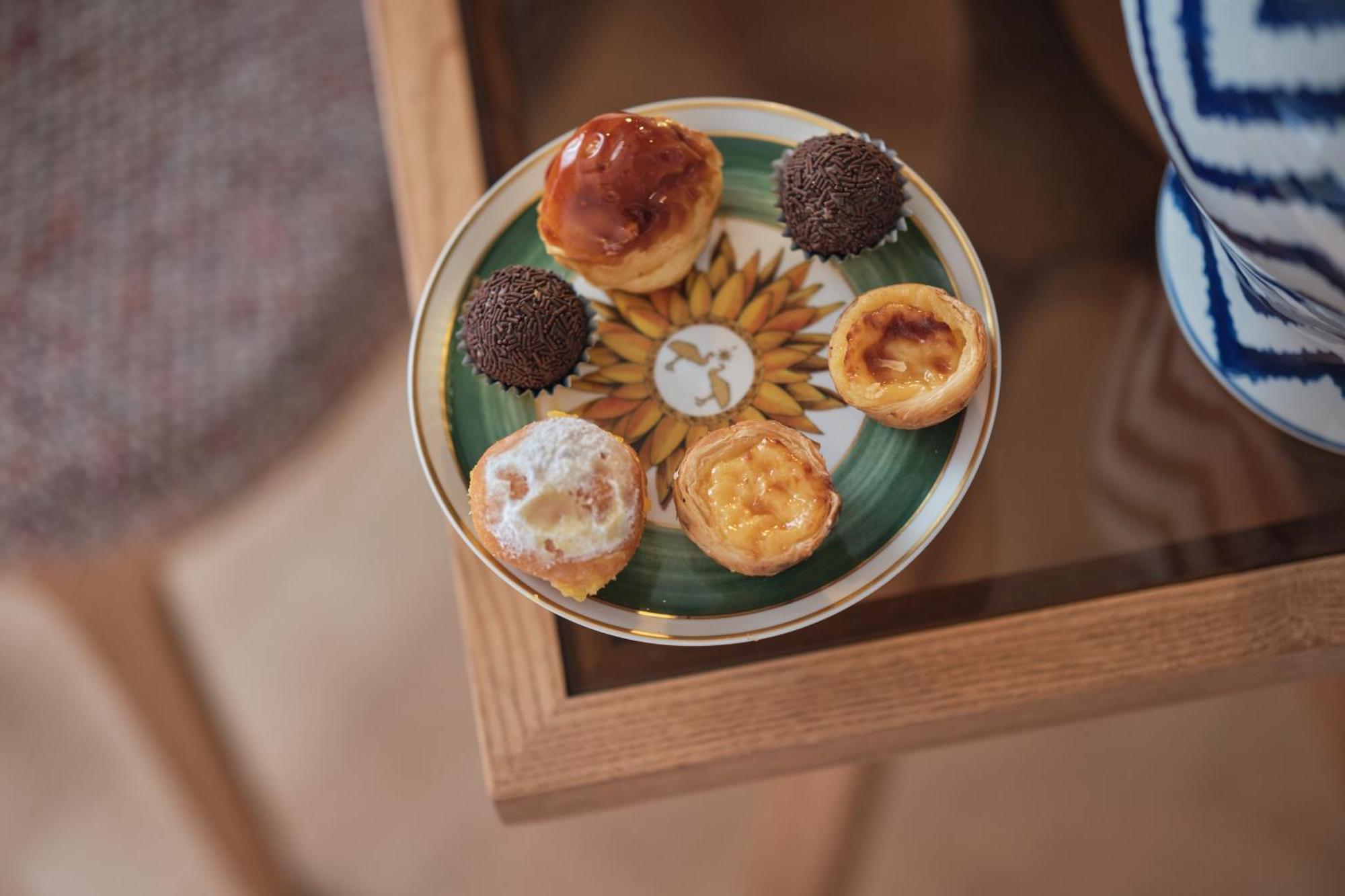Ga Palace Hotel & Spa, A Xixth-Century Villa Porto Eksteriør bilde A selection of Portuguese pastries